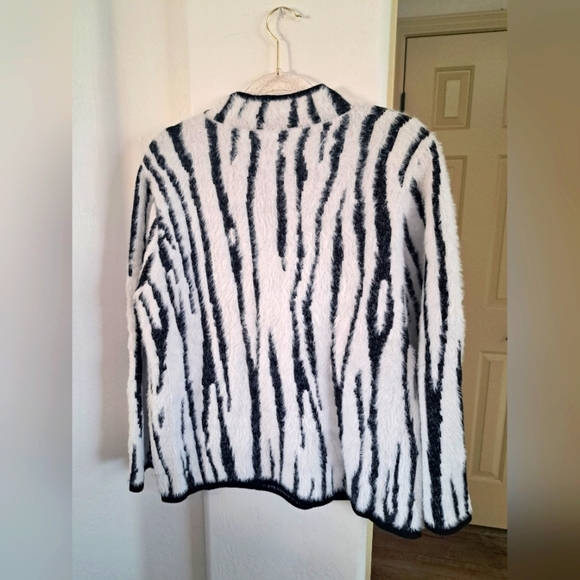 Ethyl Zebra Print Fuzzy Sweater Size XL - Picture 2 of 5